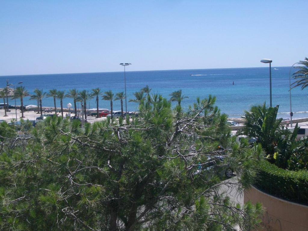 Puerto Deportivo Beachfront: Renovated Seaside Retreat * Hospitalet De L'Infant