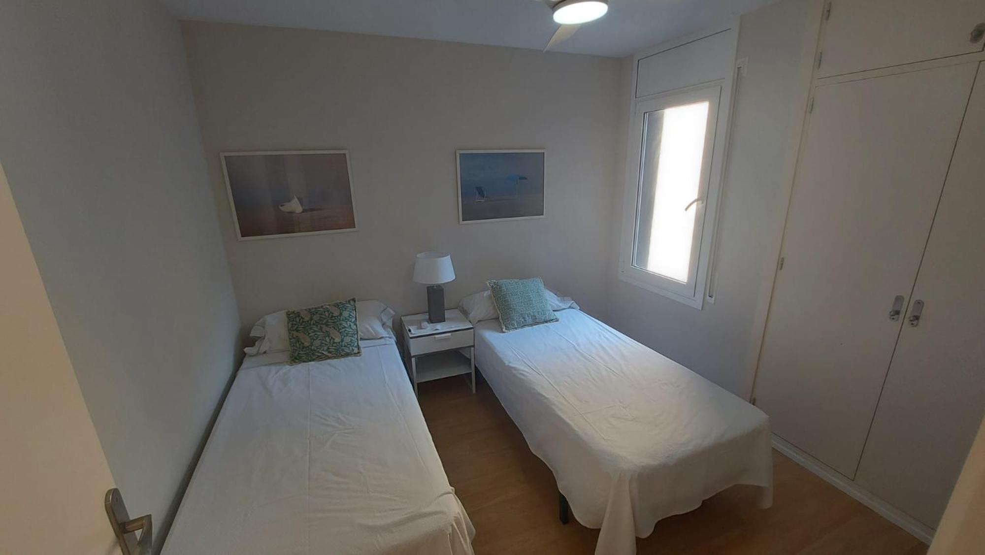 Apartment Puerto Deportivo Beachfront: Renovated Seaside Retreat