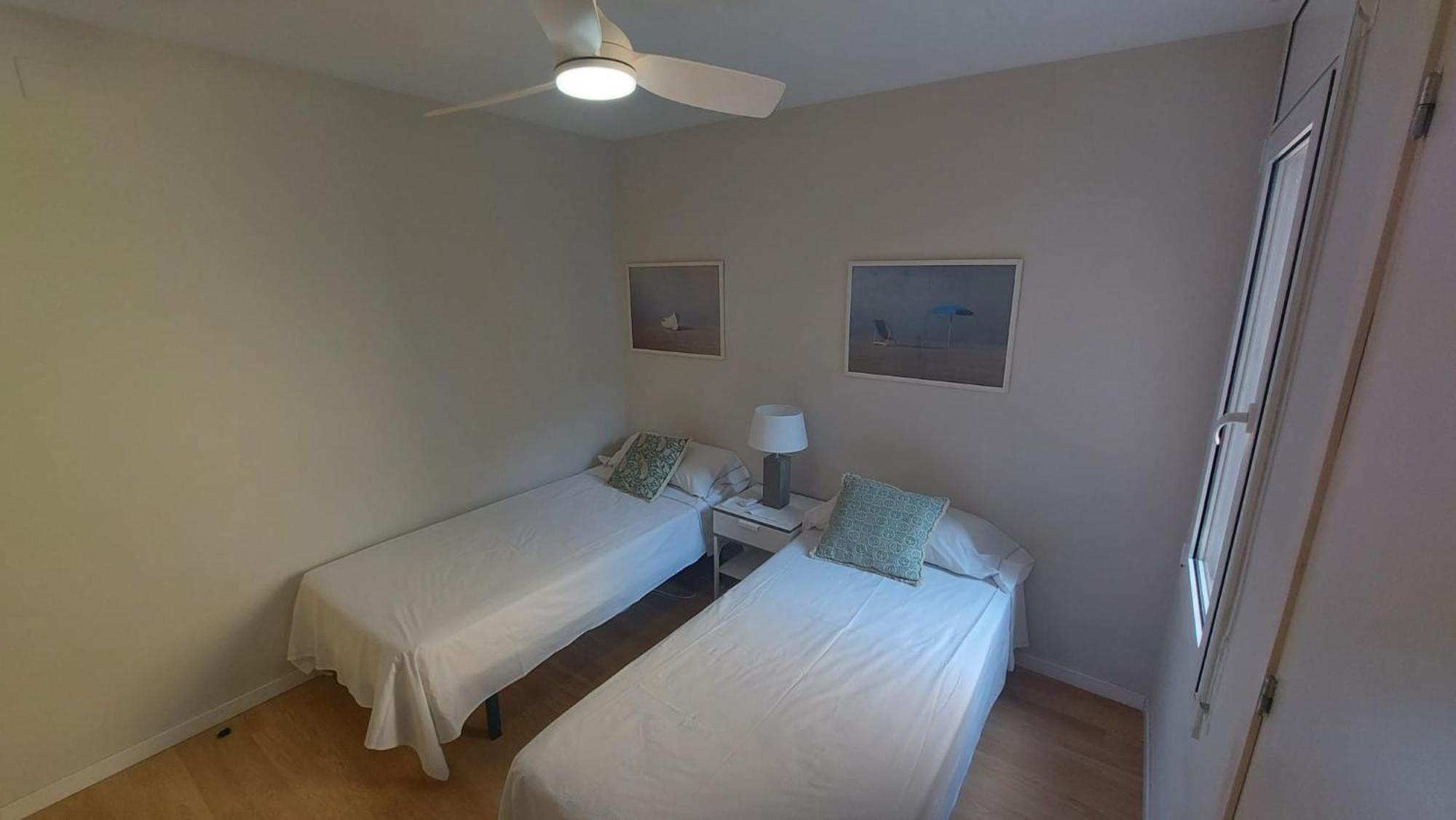 Puerto Deportivo Beachfront: Renovated Seaside Retreat Apartment Hospitalet De L'Infant