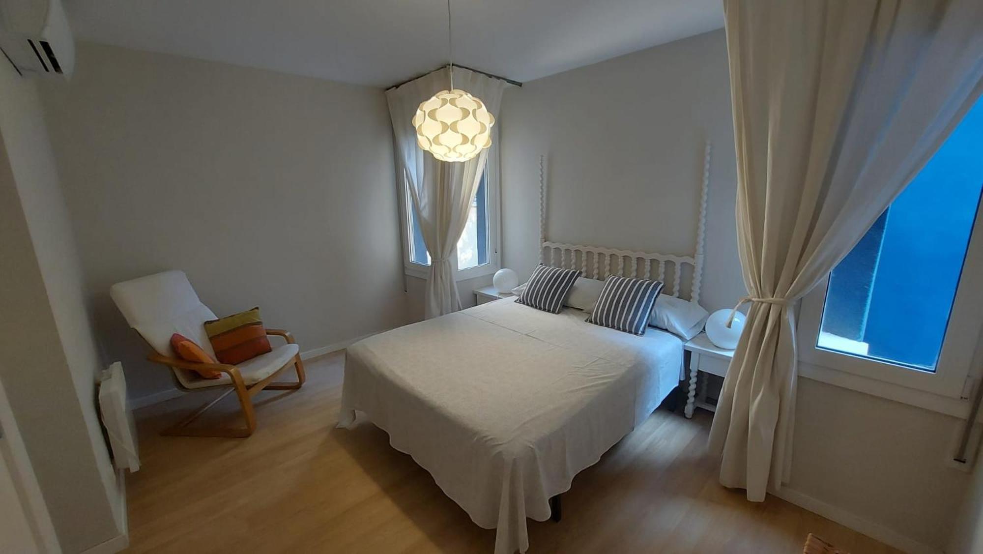 Puerto Deportivo Beachfront: Renovated Seaside Retreat Hospitalet De L'Infant